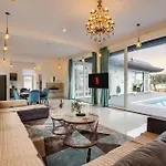Stayvista\'S Kundan Villa - Pet-Friendly Villa With Sprawling Lawn, Outdoor Pool