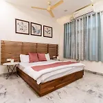 Stylish & Cozy Retreat With Jacuzzi