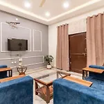 Stylish & Cozy Retreat With Jacuzzi