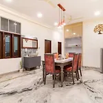Stylish & Cozy Retreat With Jacuzzi