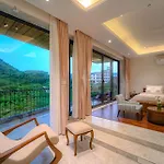 Artisav House