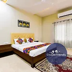 Fabhotel The Castle Homestay