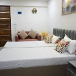 Solitaire Suites By Black Tie