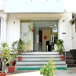 Oyo 6894 Hotel White Lily