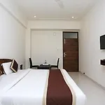 Oyo 8425 Hotel Shiv Palace
