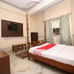 Oyo 12115 Hotel Raghuraj Palace