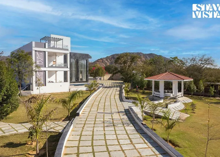 Stayvista\'S Avadh Vatika - Mountain-View Villa With Outdoor Pool, Lawn Featuring A Gazebo & Bar