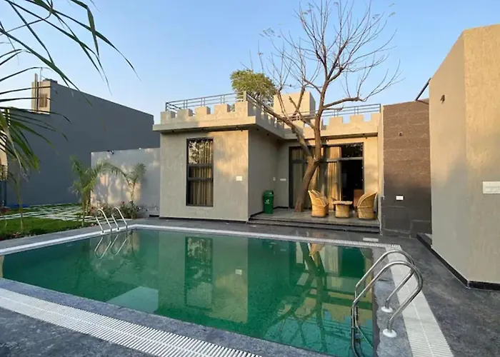 1983 Garden With Pool Villa