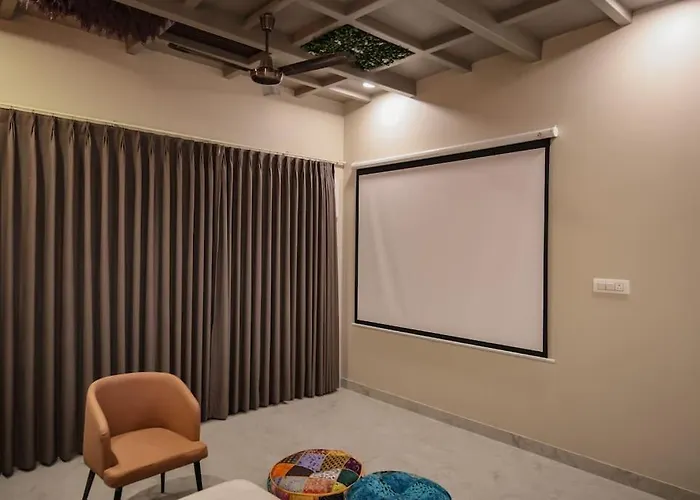 Saiba Outhouse- 4 Bed Room- Pool- Theatre- Partyhall- Garden & Terrace Sitting Area