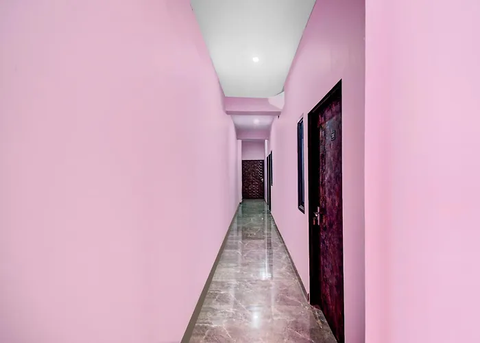 Hotel O Radha