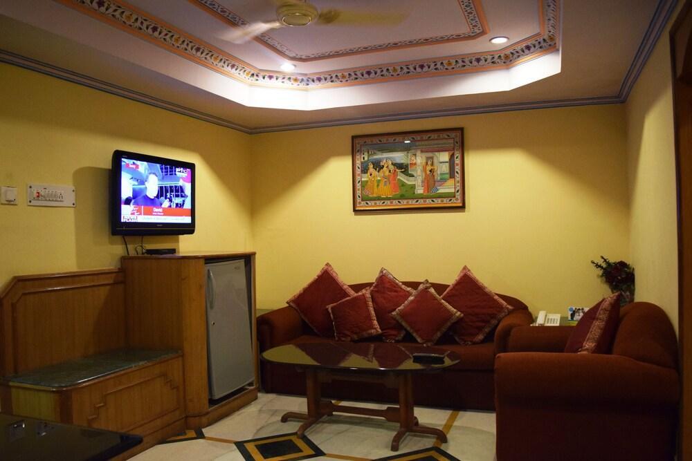 Chandragupt Hotel 3*
