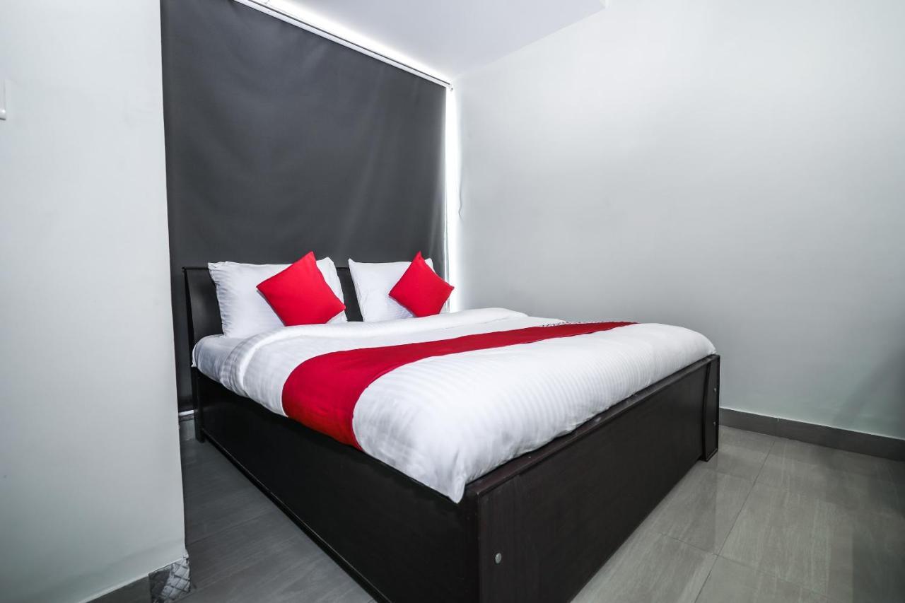 Oyo 15154 Rock On Hotel 3*