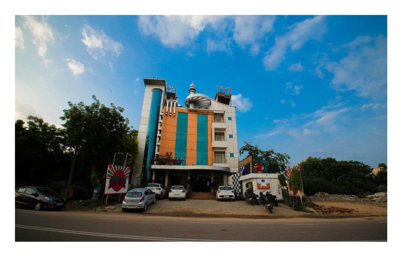 Hotel Capital O 18514 Royal Empire
