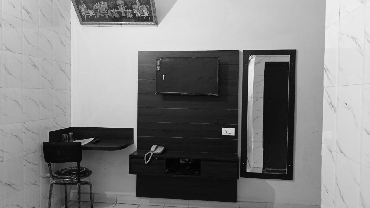 Om Palace - Couple Friendly & Local Id Accepted Hotel