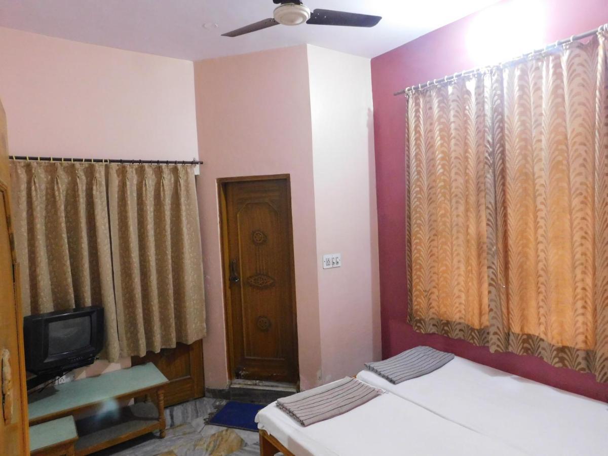 Om Palace - Couple Friendly & Local Id Accepted 2*