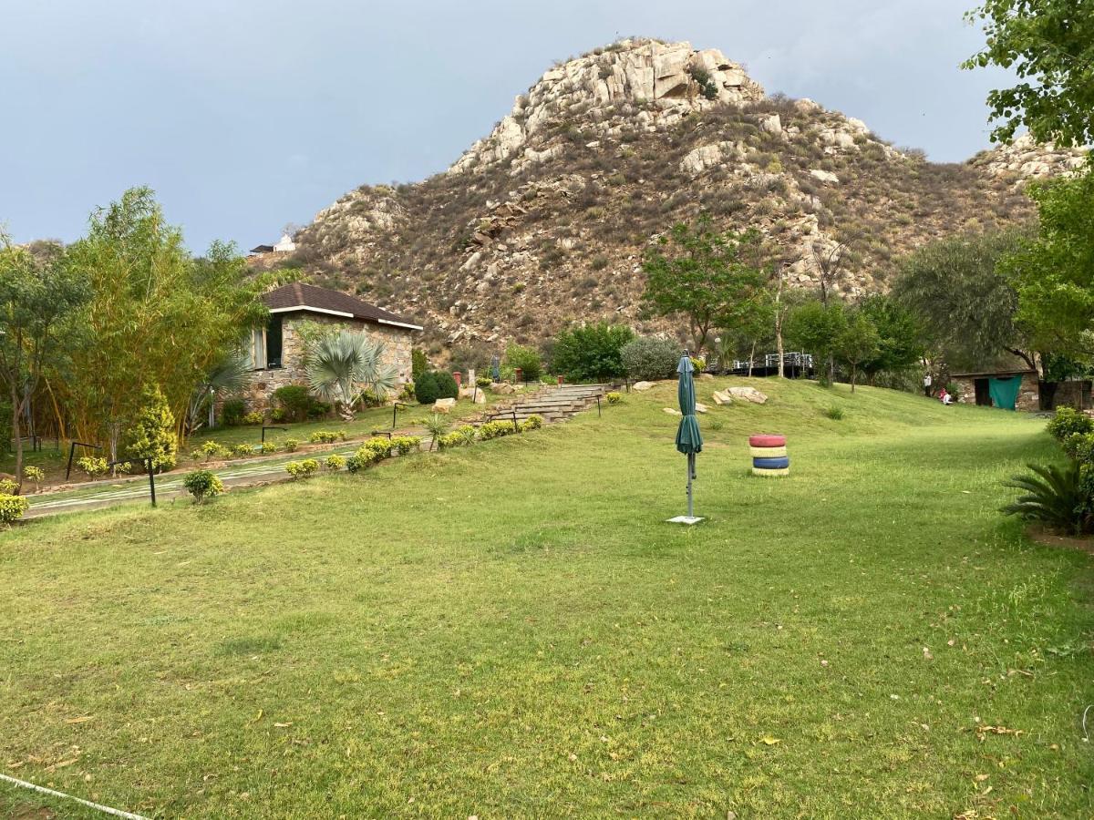 Hotel Grass Field Valley