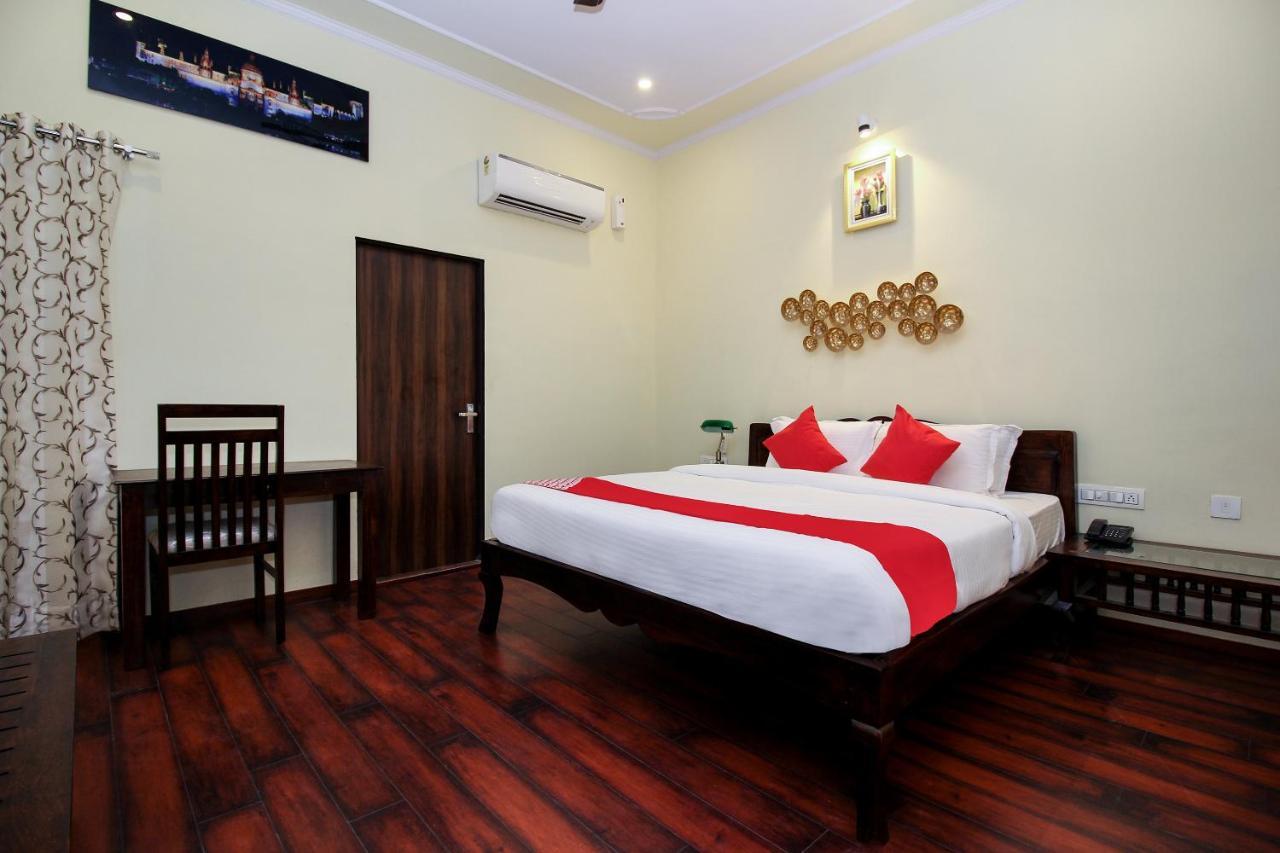 Oyo 17070 Vrindavan Hotel