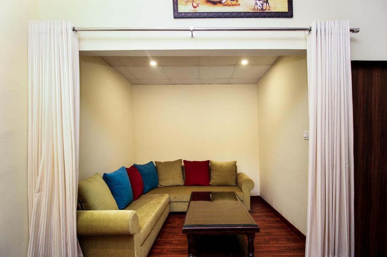 Oyo 17070 Vrindavan Hotel 3*