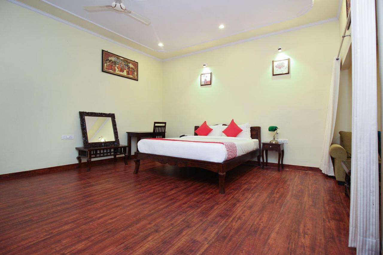Oyo 17070 Vrindavan Hotel 3*