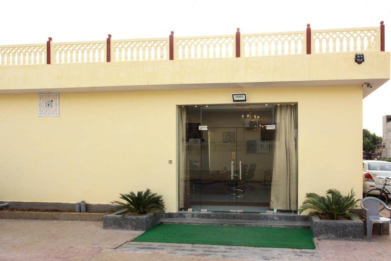Oyo 17070 Vrindavan Hotel 3*