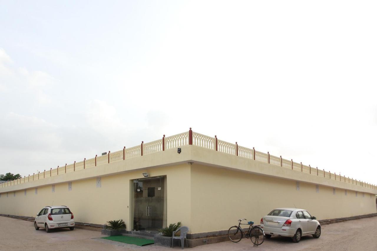 Oyo 17070 Vrindavan Hotel 3*