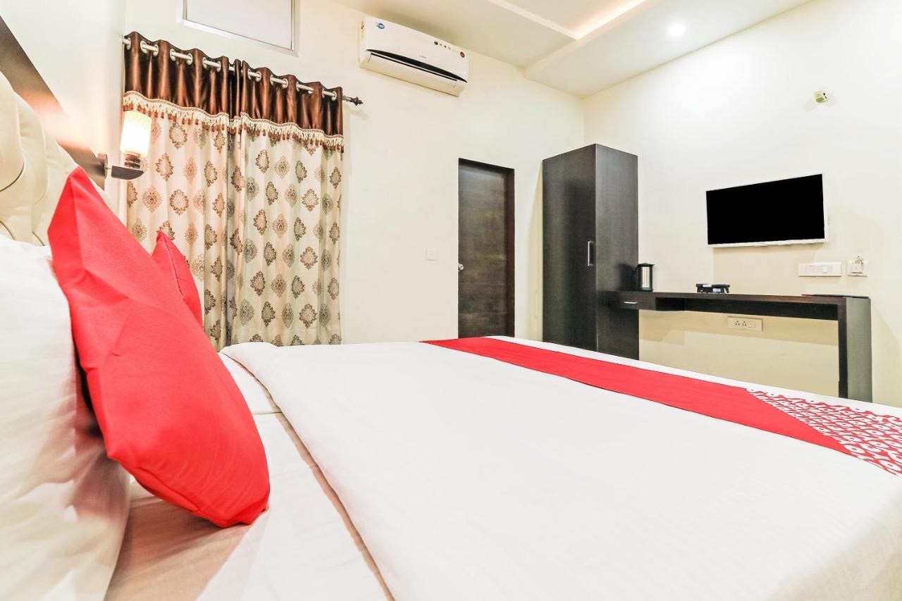 Hotel Collection O 35762 Season 4 3*