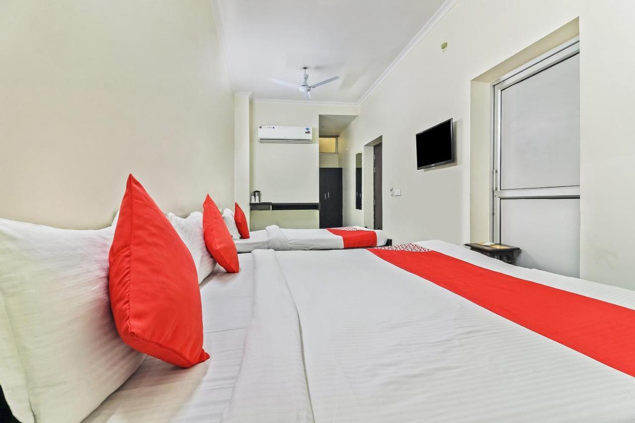 Hotel Collection O 35762 Season 4 3*