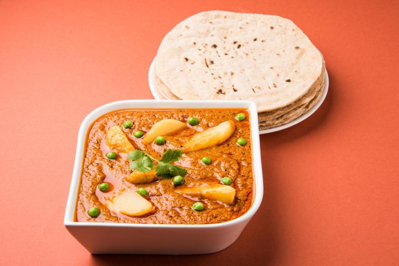 Oyo 17070 Vrindavan Hotel 3*