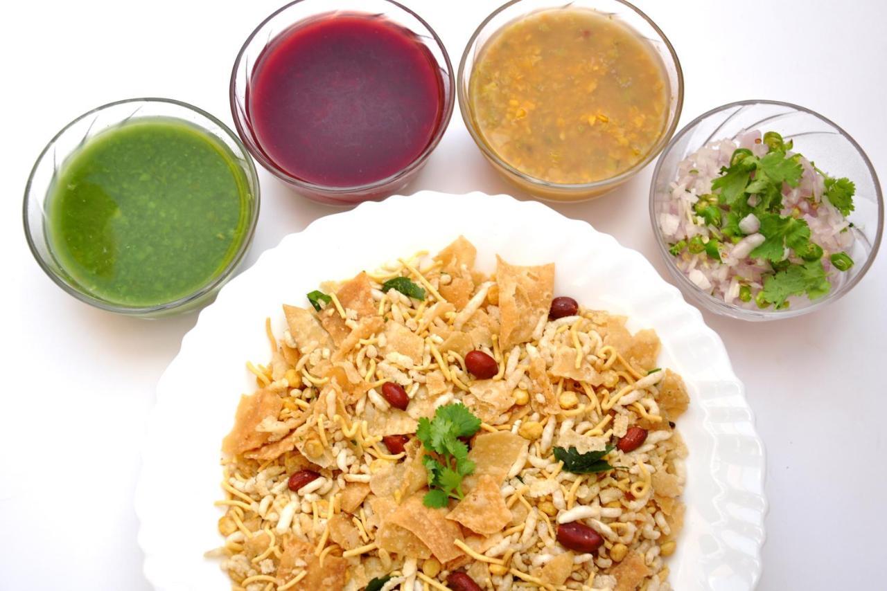 Oyo 17070 Vrindavan Hotel 3*
