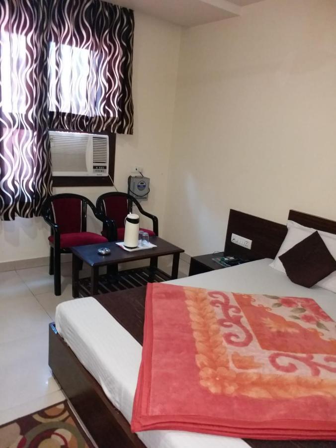 Abhinandan Hotel 3*