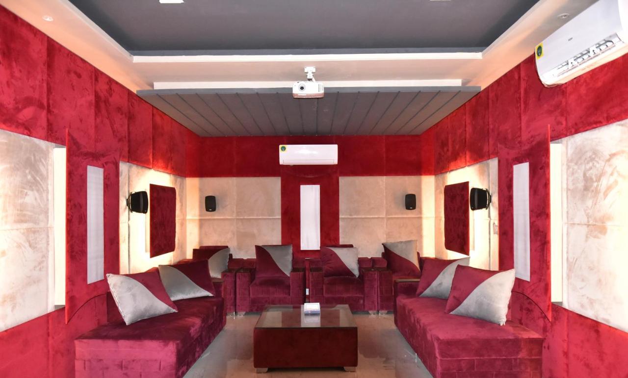 Miami - Luxury With Theater & Pool Jaipur
