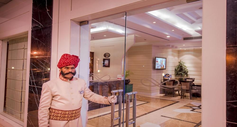 Sarovar Portico Hotel 4*