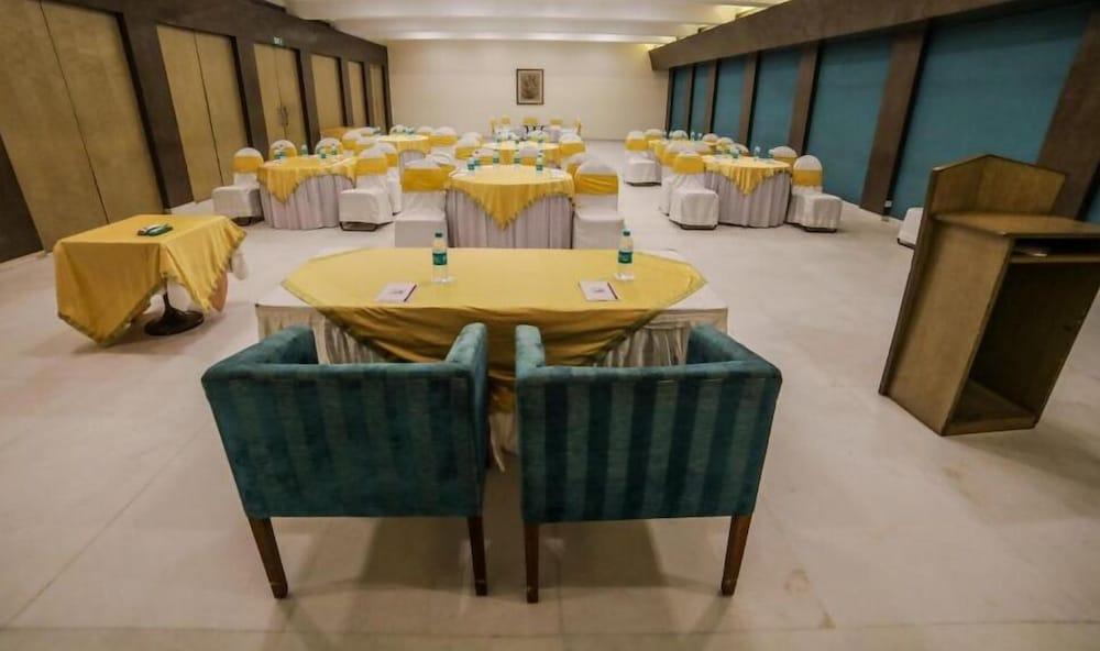 V Sarovar Portico Mi Road Hotel 4*
