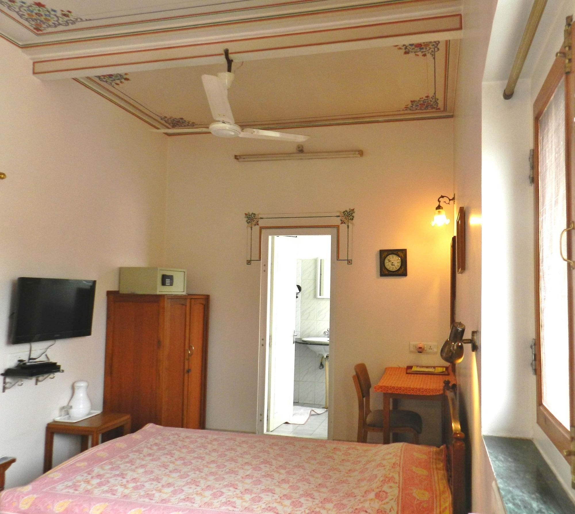 Tara Niwas Hotel
