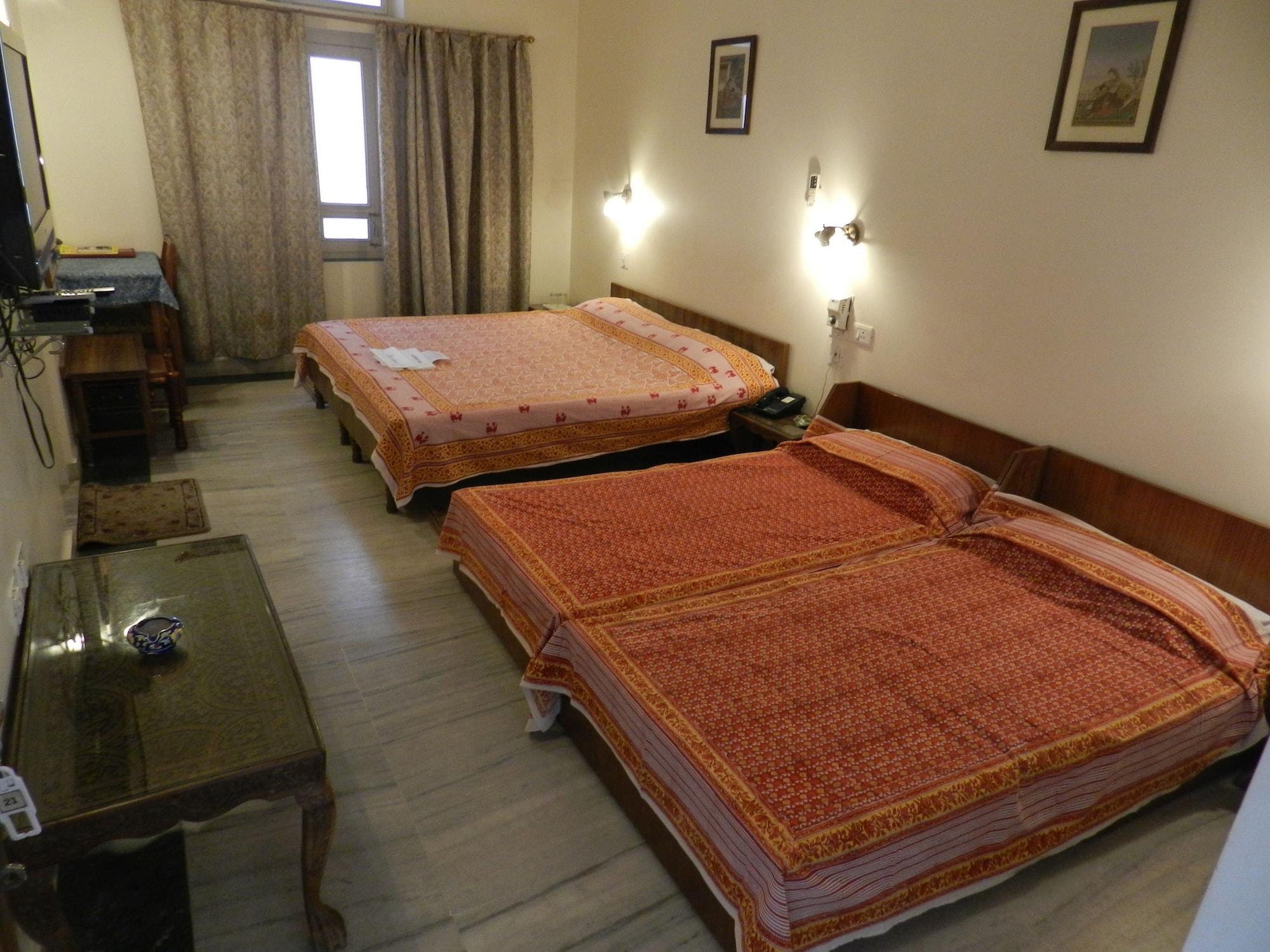 Hotel Tara Niwas 3*