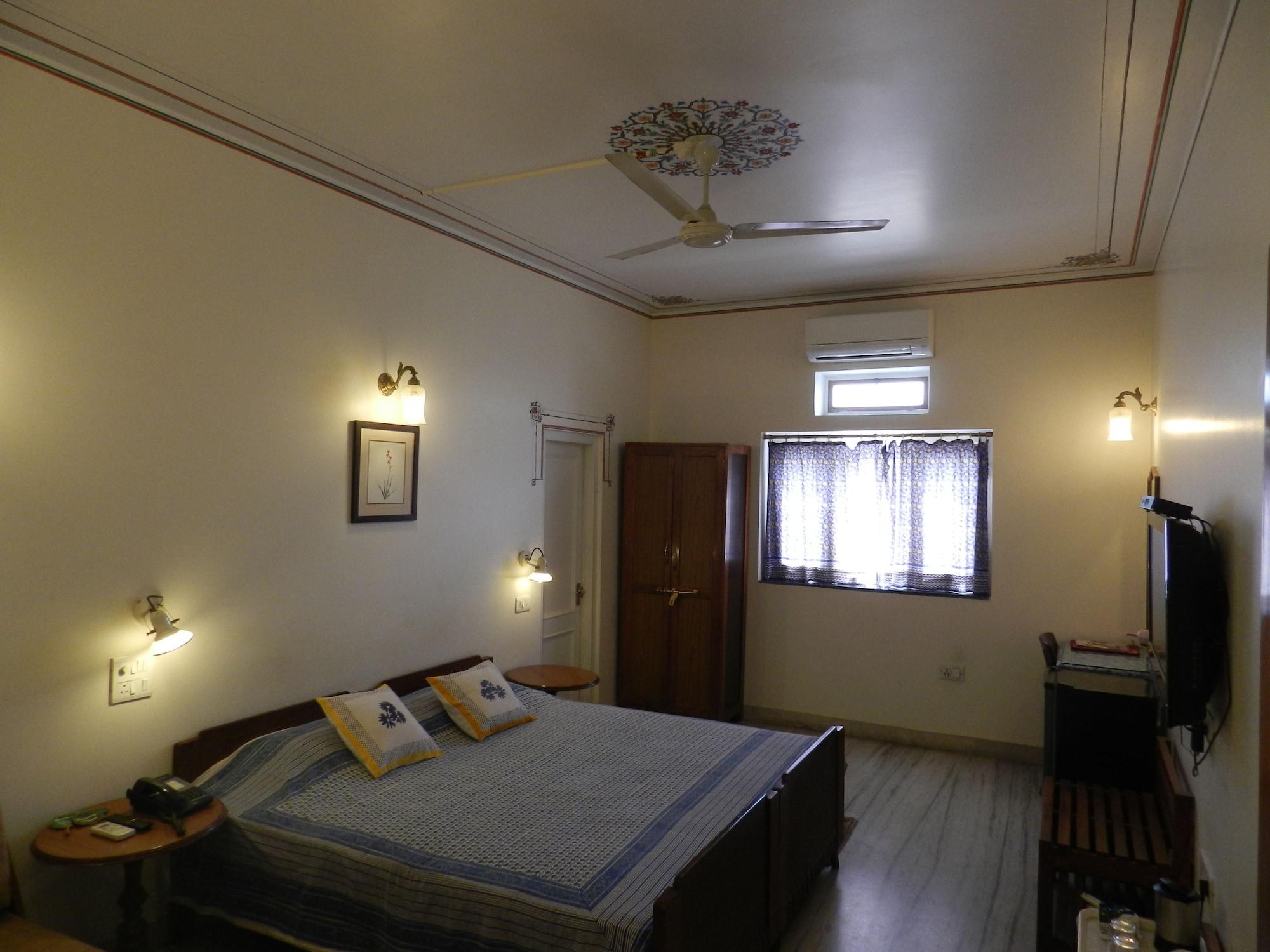 Tara Niwas Hotel 3*