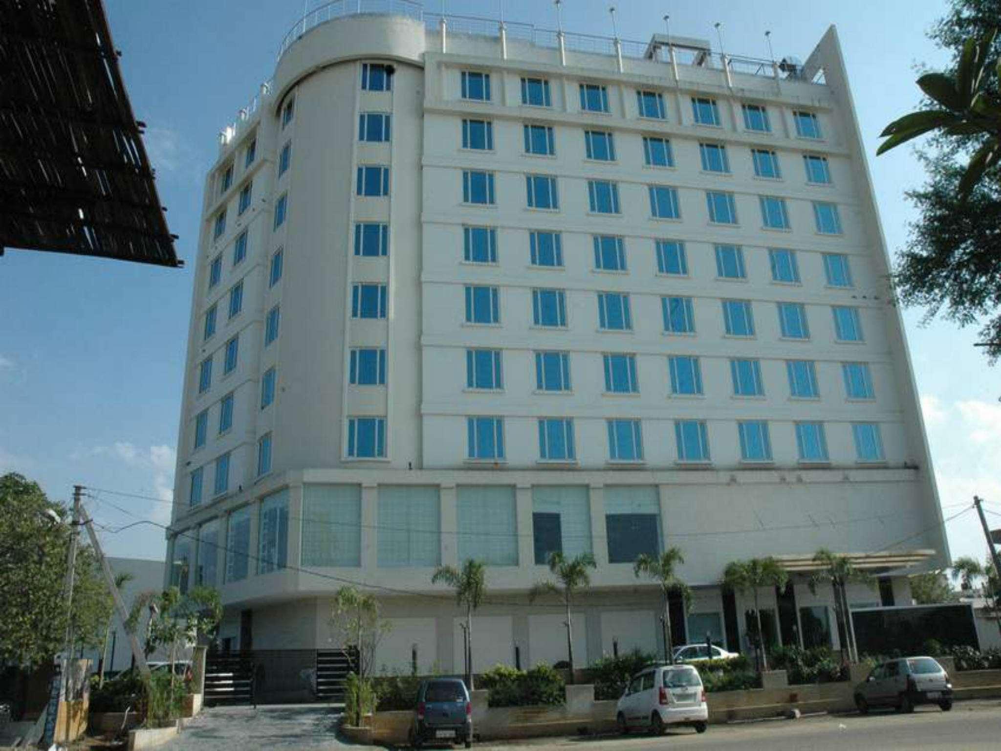 Hotel Sarovar Portico 4*