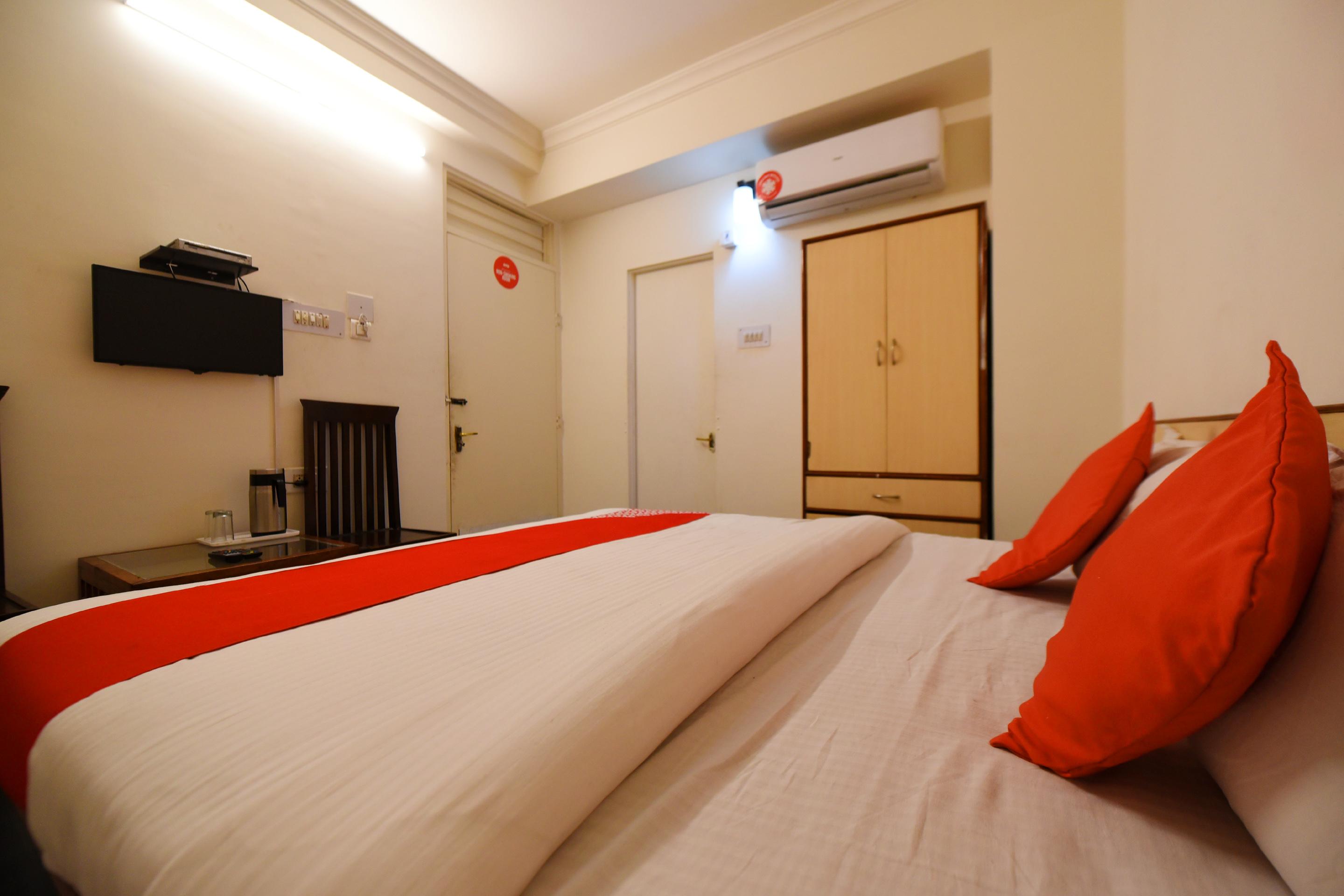 Oyo 22915 C M Regency Hotel