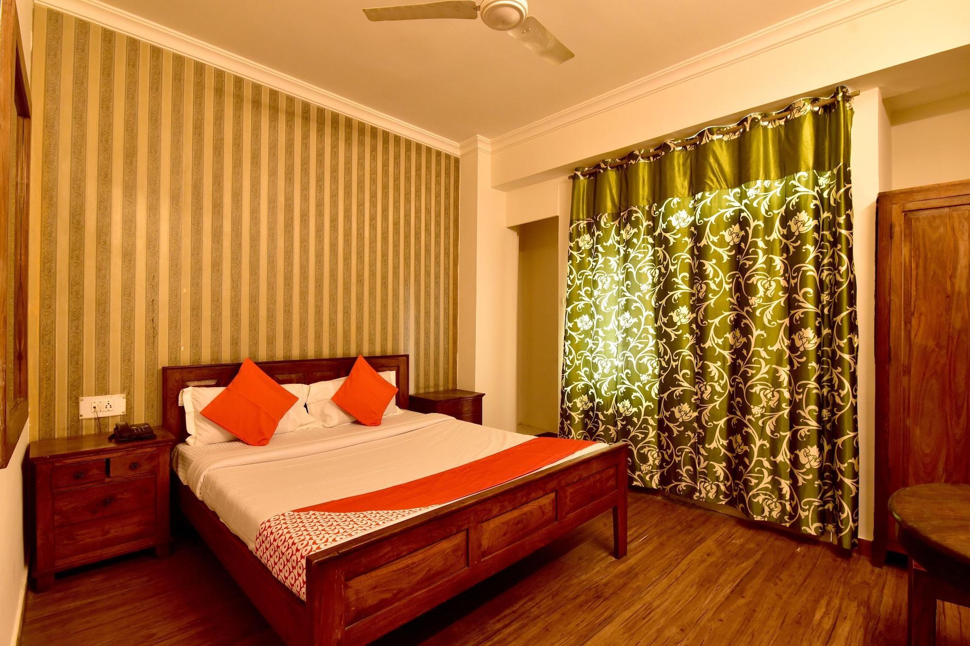 Oyo 22915 C M Regency Hotel