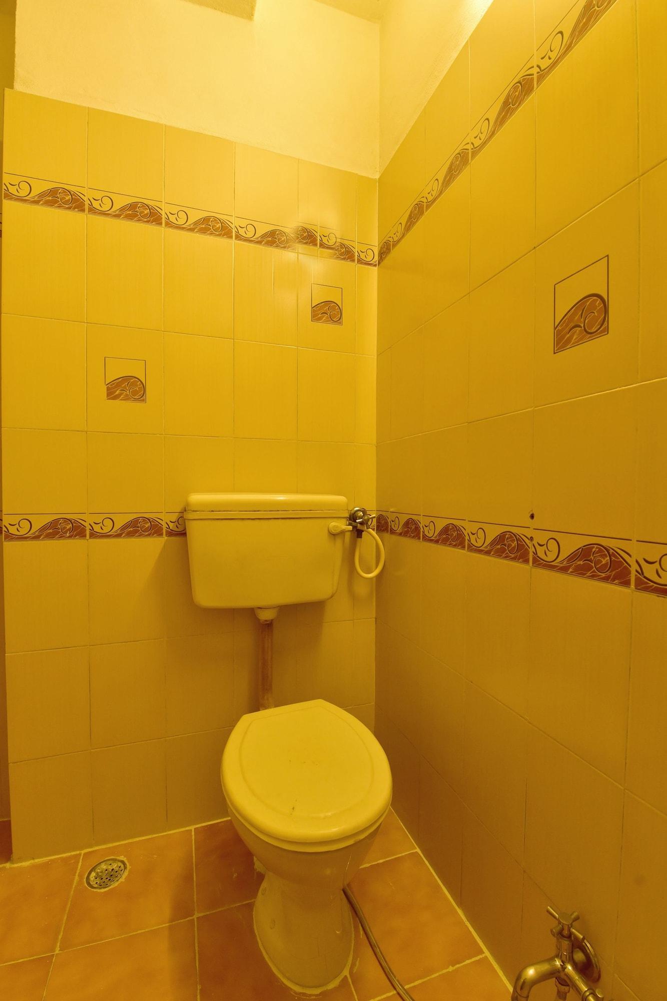 Oyo 22915 C M Regency Hotel