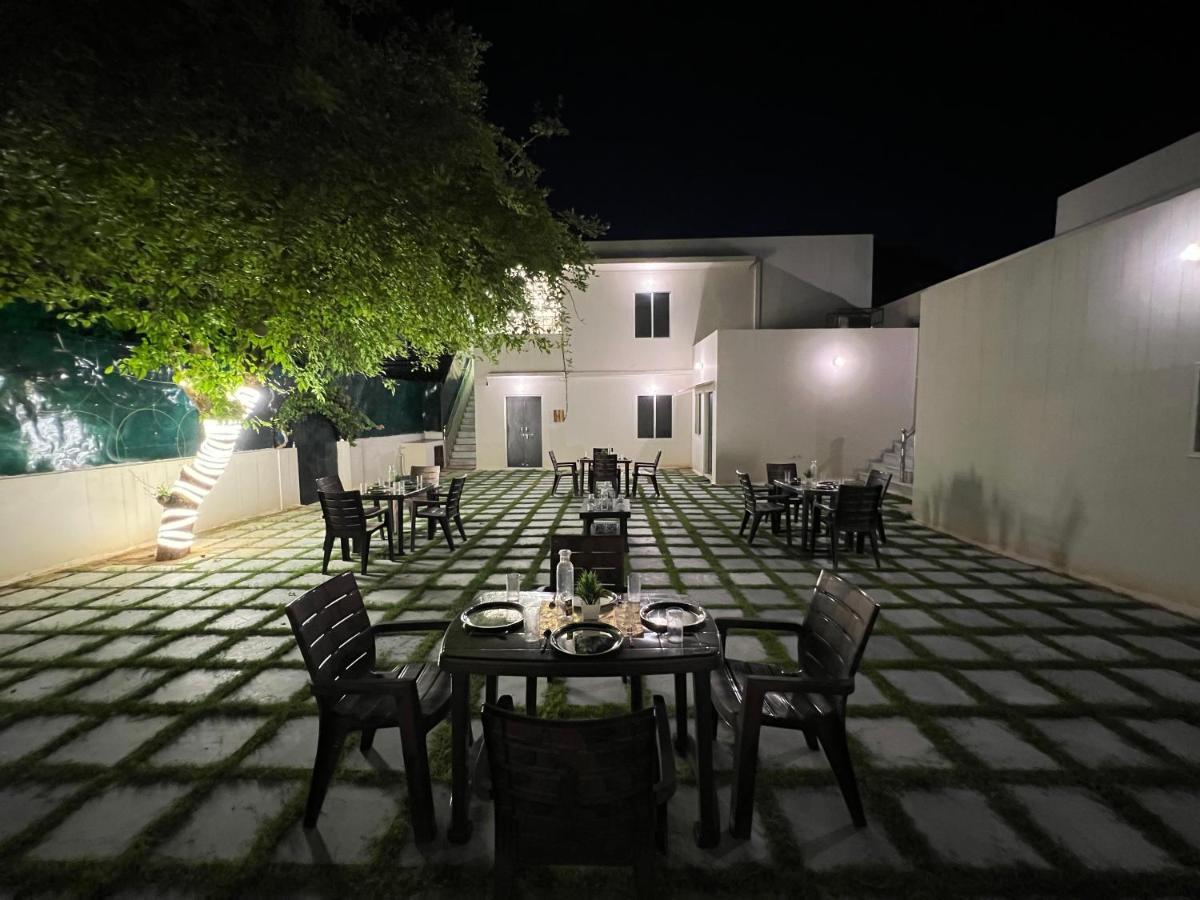 Ivory Hostel *