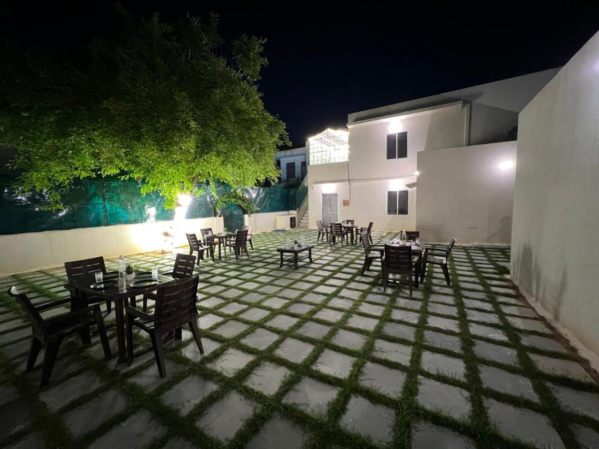 Ivory Hostel *