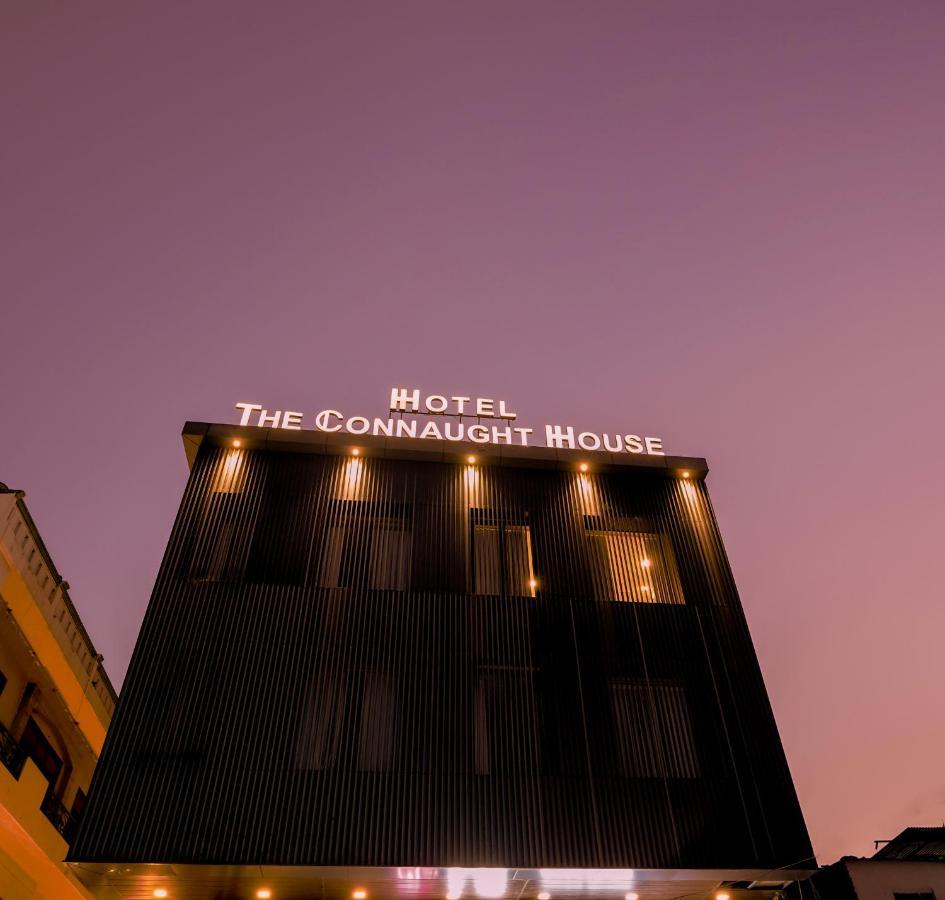 Yanela - The Connaught House 3*