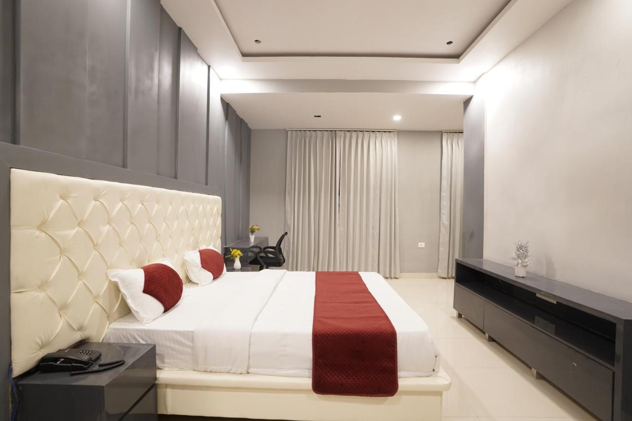 Hotel Yanela - The Connaught House