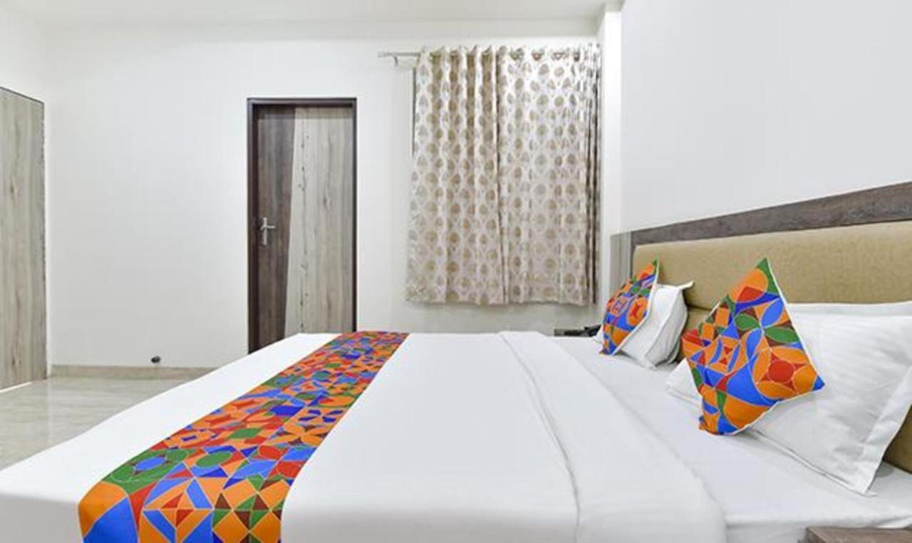Fabhotel Lakhdatar Hotel