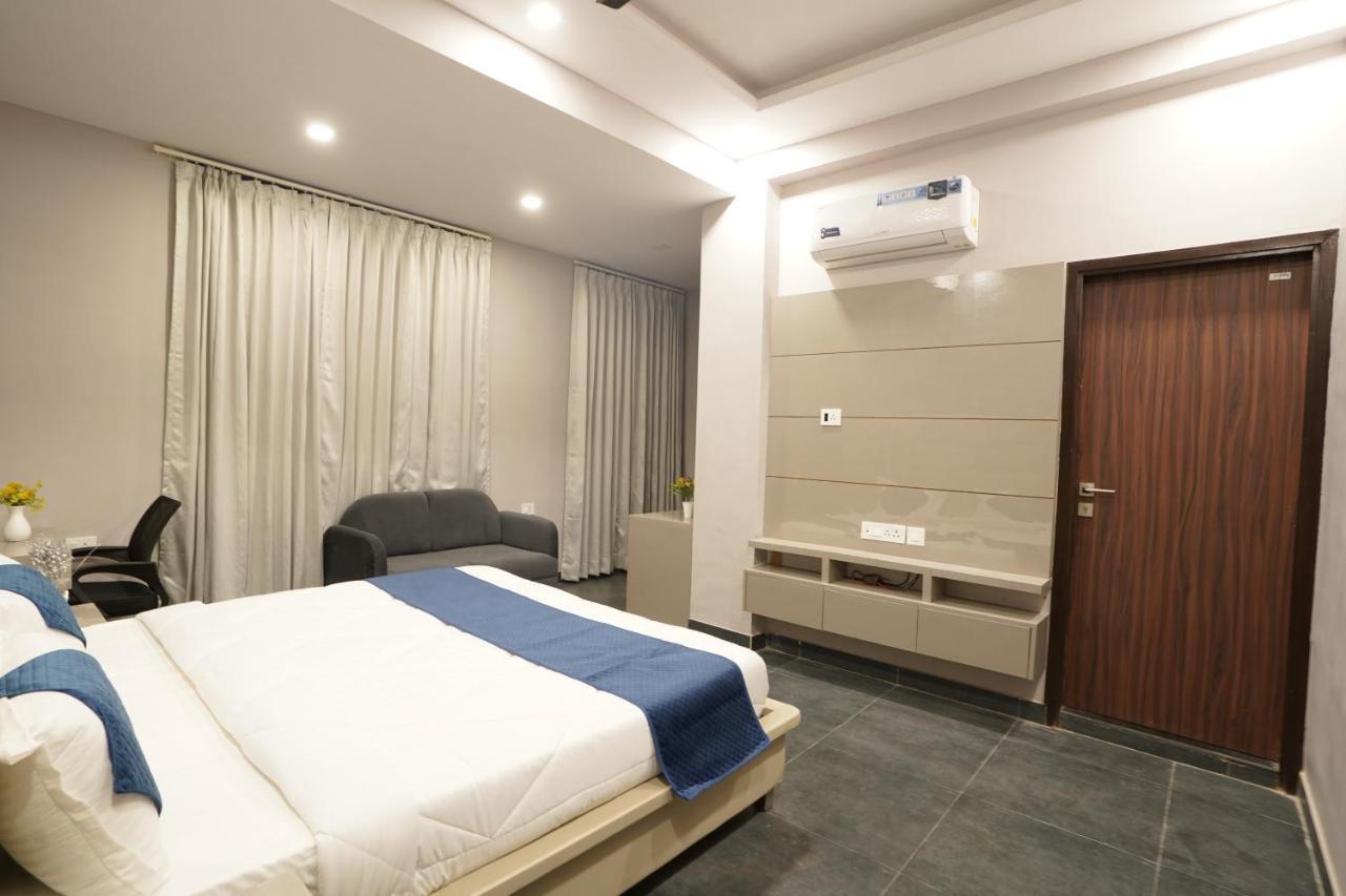 Hotel Yanela - The Connaught House 3*