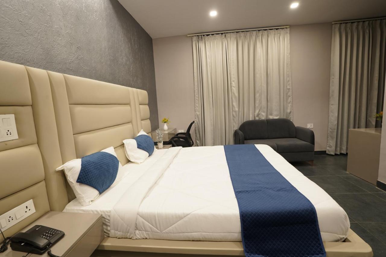 Hotel Yanela - The Connaught House 3*