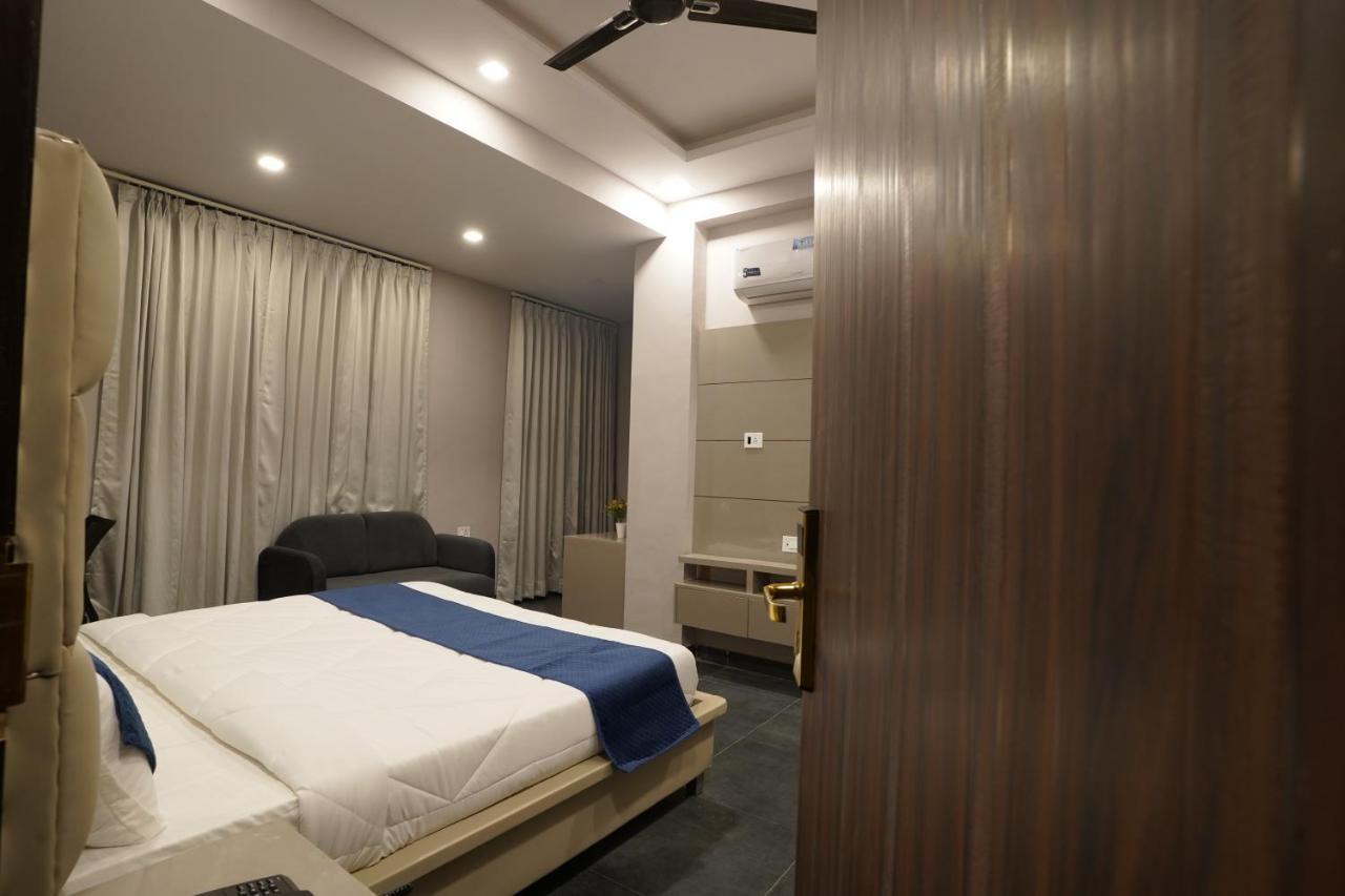 Hotel Yanela - The Connaught House 3*