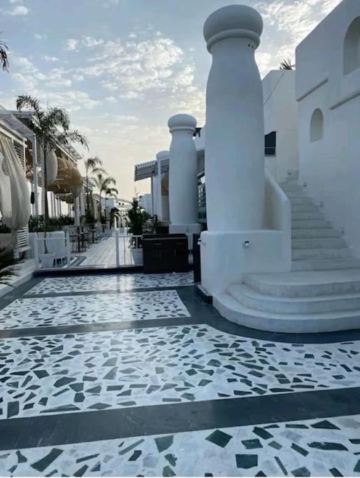 Apartment Lovely 1-bedroom With Small Kitchen And Pool *