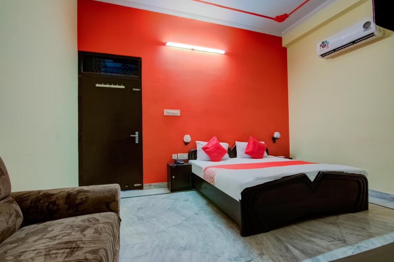 Oyo Malhotra 3*